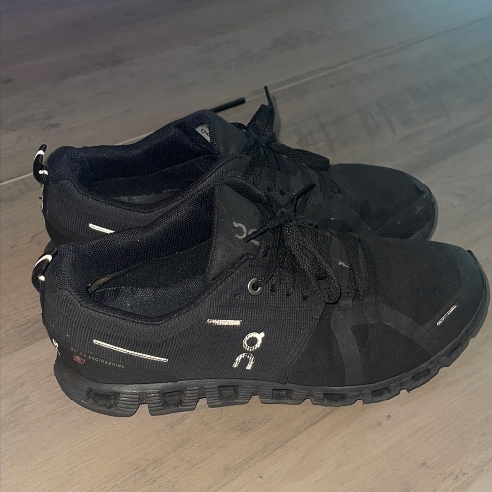 On Running Black Athletic Shoes with Cushioned Midsole